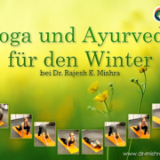 Grüner Hintergrund mit verschiedenen Asanas - Yogapositionen, wie Paddottanasana, Naukasana, Bandha Hasta Utthanasana, Gomukhasana, Tadasana, Sheetali Pranayama einschließlich Dr. Mishra Academy Logo.